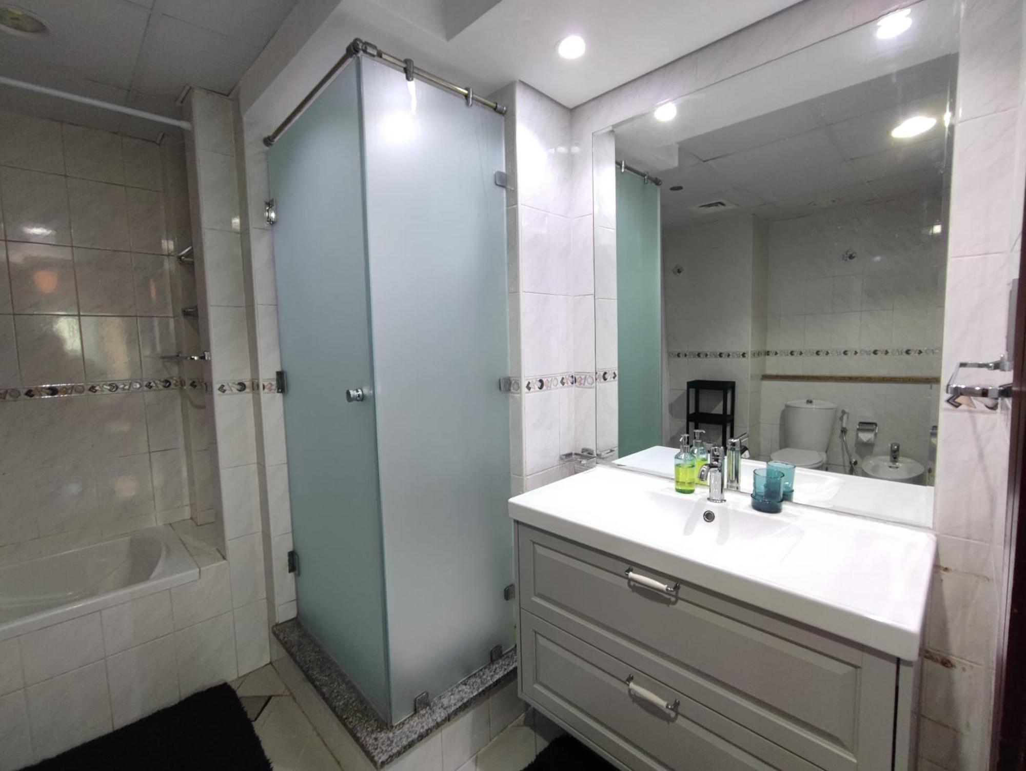 One Bedroom Apartment With Pool & Gym Near Marina Dubai Exteriör bild